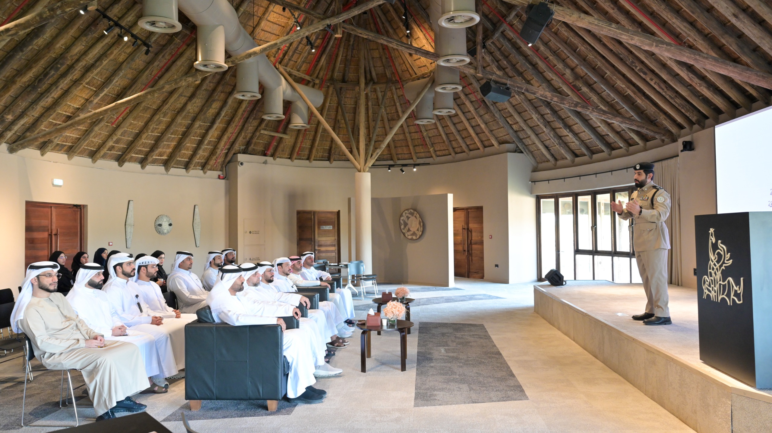 شرطة الشارقة تنظم مختبر اً للابتكار لموظفيها